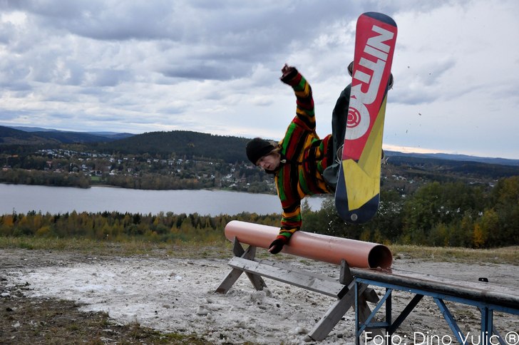 Kalle lyckas med sitt rail försök ;p. Foto: Dino Vulic. Åkare: Kalle Karlström.