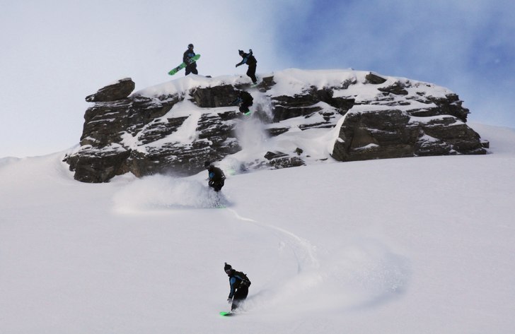En lätt hike i ett näsliggande system till badga. Foto: Fredrik Bengtsson. Åkare: Rasmus Håkansson.