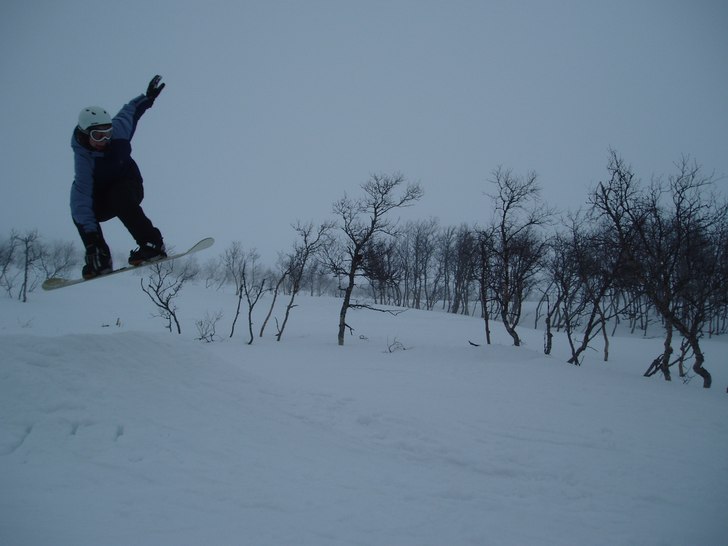 liten grab i ett litet hopp i Storliens funpark.... Foto: Mange Holmquist. Åkare: Per Holmquist.