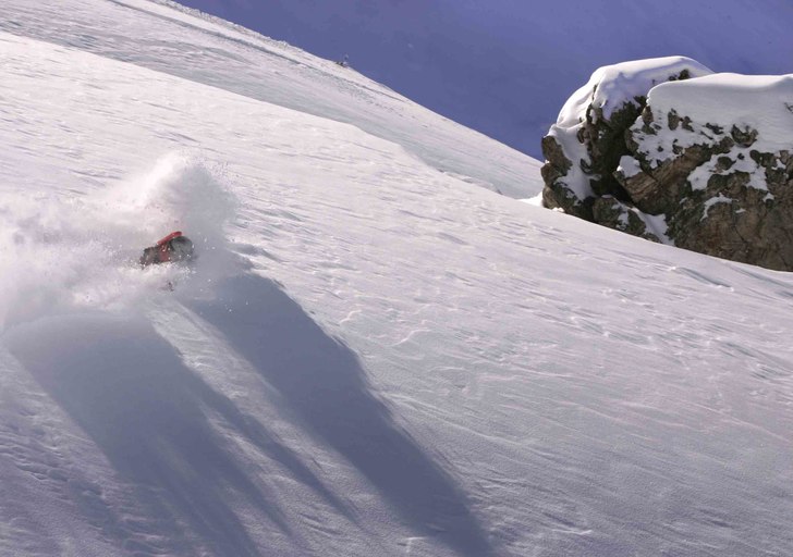 Cristoffer leker sig ner för åket Marmotton.. Foto: Victor Apelgren. Åkare: Cristoffer Kindström.