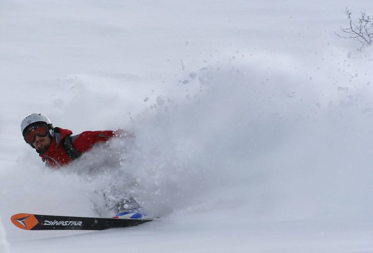 Gurra i en väldigt nice spray. Foto: Peter Dompert. Åkare: Gustaf Hederström.