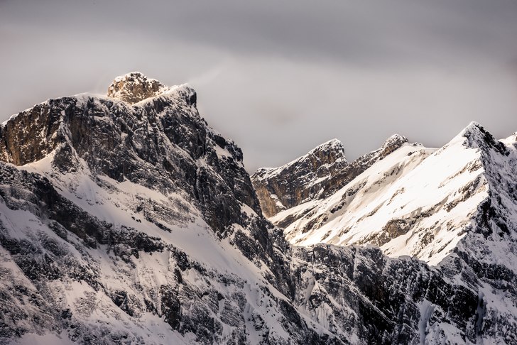 Decembersolen lyser på bergen nedanför Titlis i .