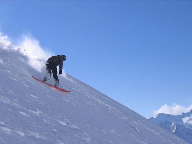 110 kg plankåkare trycker sig genom skaren i Forn. Foto: Christian Green. Åkare: Marcus Danielsson.