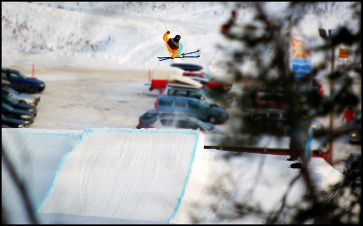 Paparazzi foto från ca 200 meters avstånd på th. Foto: Billie Thoreus (jag). Åkare: Adam "thai" kättström.