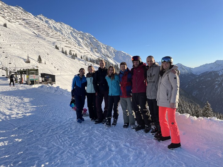 Gruppbild med kollegorna innan avfärd till afters.