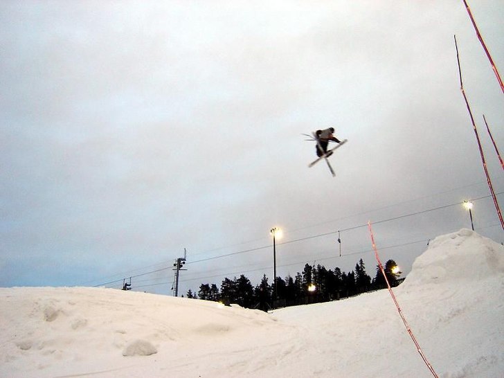 Fin 360 reverse tailgrab i måttsunds lilla big ju. Foto: Rasmus Andersson. Åkare: Adam Tunlind.