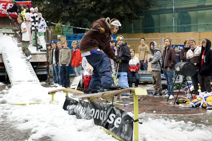 Railjam i Örebro city på stortorget. Foto: Johan Löfgren. Åkare: Johan Sjöö.