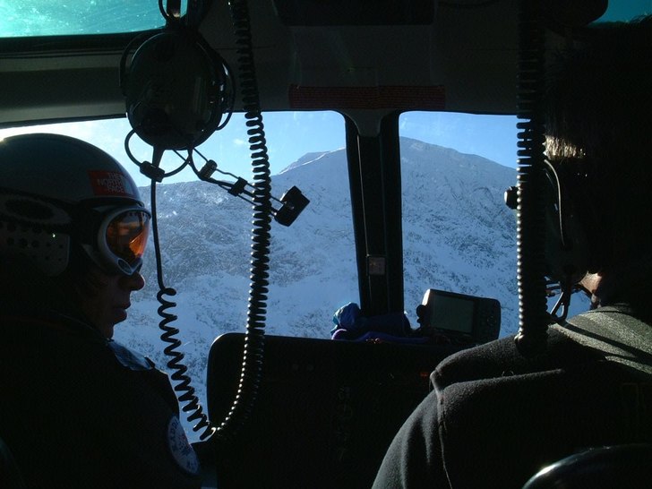 Mats på väg upp på borkan i helikoptern. Foto: Daniel forsberg. Åkare: Mats Wilen.