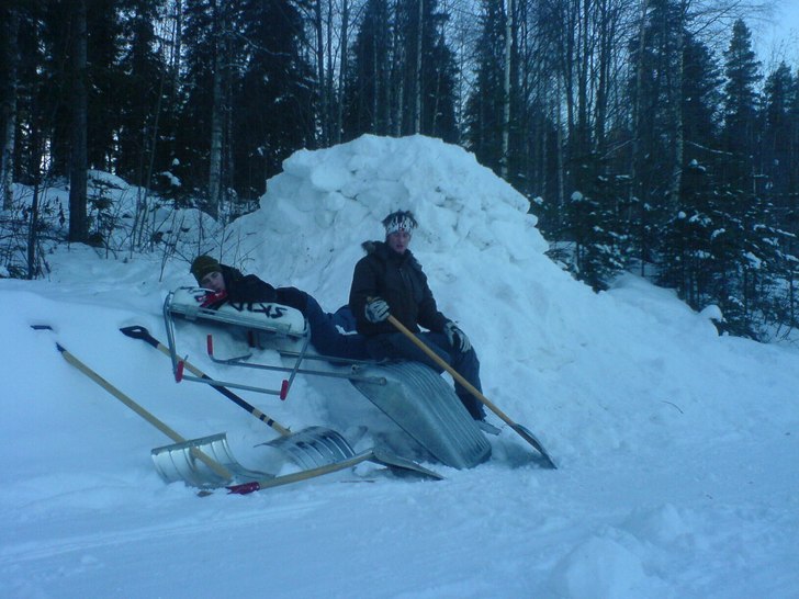 Bygga hopp.. Slut efter skottning.. Foto: Krille Hugosson.