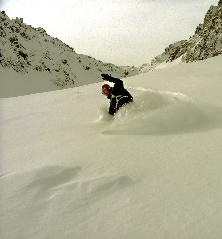 Johan pumpar nypuder med brädan. . Foto: Petter Mahrs. Åkare: Johan Vall.