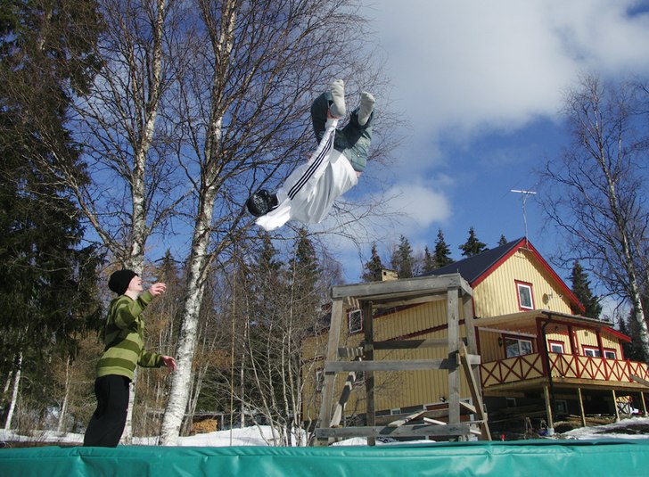 En Donkyflip. Det är ett trick som jag har hittat. Foto: Annelie Eriksson. Åkare: Jag.