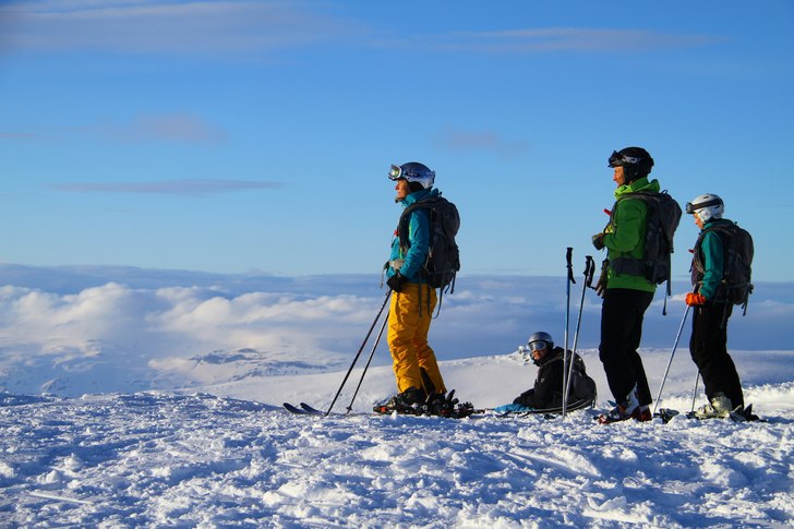 Njuter av utsikten på toppen av Vassitjocka i Apr. Foto: Andreas Bengtsson / Mountain Guide Travel.