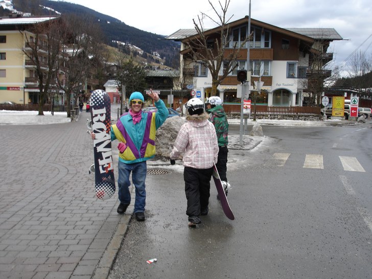 åkglädje i saalbach. Foto: vet inte. Åkare: brian wolfe, sofie whind, sandra.