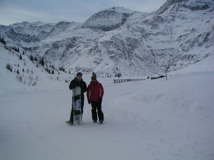 Tidig morgon i sportgastein. Liftarna hade inte b�. Foto: Daniel Berglund. Åkare: Nilsson och Tessan.