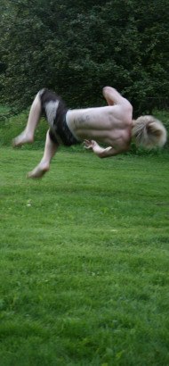 voltar lite och spinner lite i gröngräset . Foto: Evelina. Åkare: Jag.