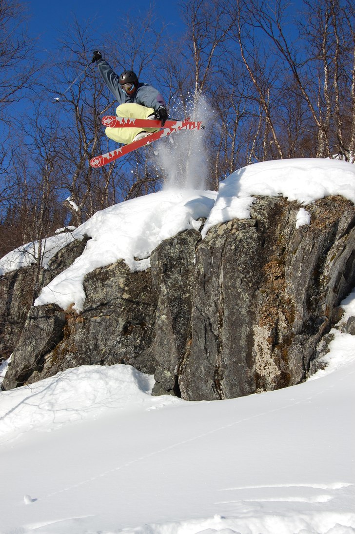bakom huset. Foto: pappa. Åkare: jag.