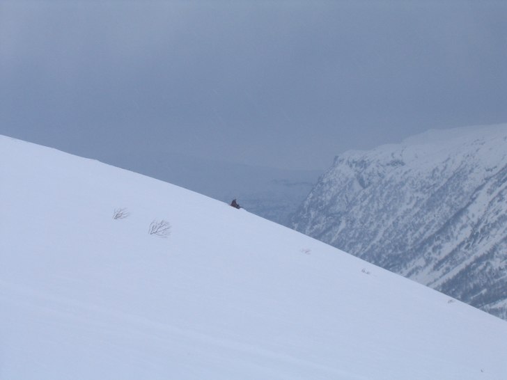 Nicklas satte fast turskidorna på pulkan och plac. Foto: David Bengtsson. Åkare: Nicklas Blom.