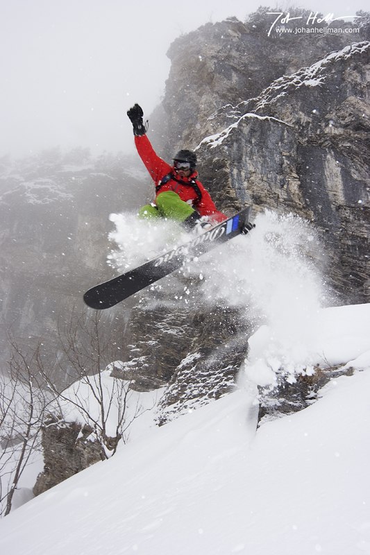 Daniel har kul i skogen, fast han åker bräda. . Foto: Johan Hellman (www.johanhellman.com). Åkare: Daniel Furberg.