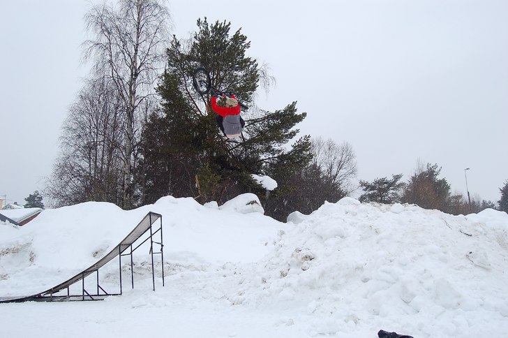Barrel Roll försök ;) Slutade med att hans fot v. Foto: Joakim Nilsson (Jag). Åkare: Johan Boman.