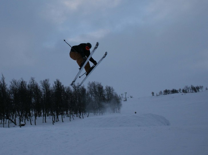 La en 180 truck i ett litet hopp. Foto: Oskar Ahlgren. Åkare: Olof Molin.