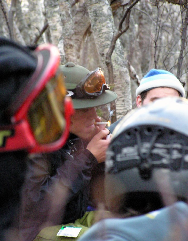 Rökpaus efter att ha gått uppför mårdsundsrän. Foto: Viktor Bjurlid. Åkare: Herngren och löst folk ivägen.
