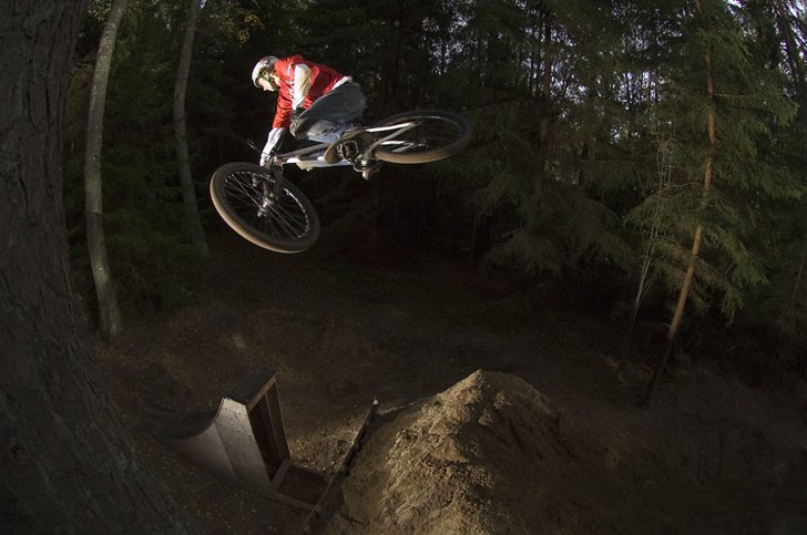 Jimmy lägger en 360 högt upp bland träden ute i. Foto: Jesper Molin. Åkare: Jimmy Nyman.