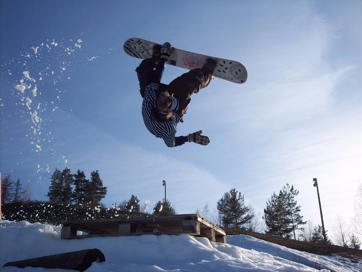 sw front flip på en härlig spring session dag. Foto: Rasmus Eriksson. Åkare: Peter Lindström.