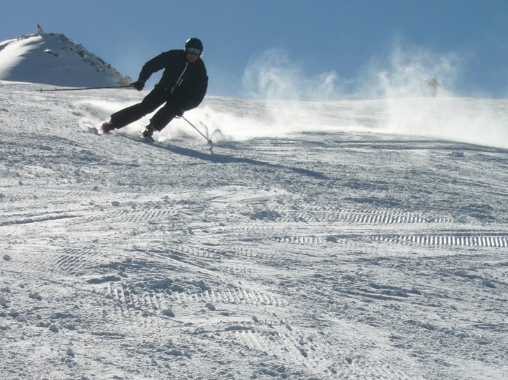 ihop med händerna i svängarna också!. Åkare: Erik Rasmusson.