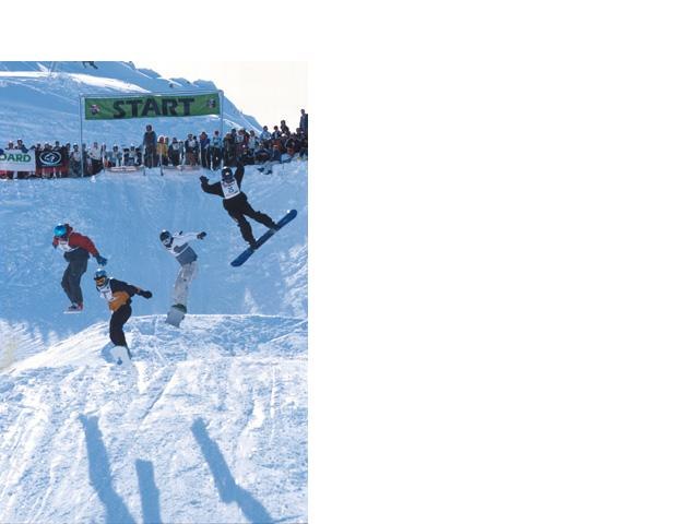 tredje tjommen från vänster som leker flygplan &. Foto: john doe. Åkare: Jonny Rosenqvist .