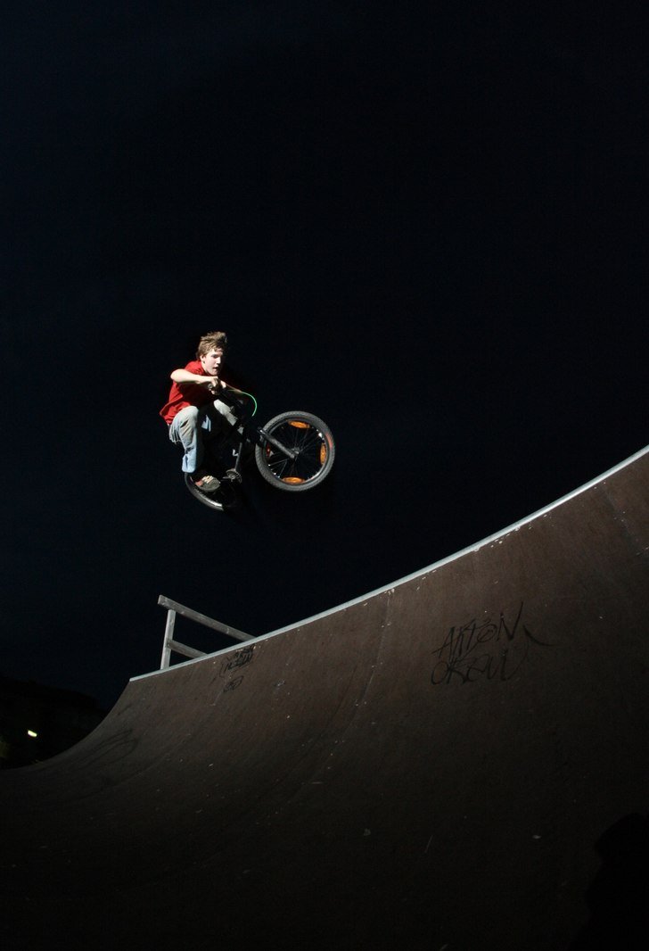 Emil kör några air´s  sent på natten.. Foto: Anton Östlund. Åkare: Emil Gybo.