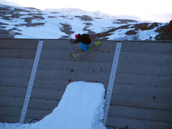 Wallride kl 1 på natten, midnattsol!. Foto: Luc fantin. Åkare: Fredrik Nordqvist.