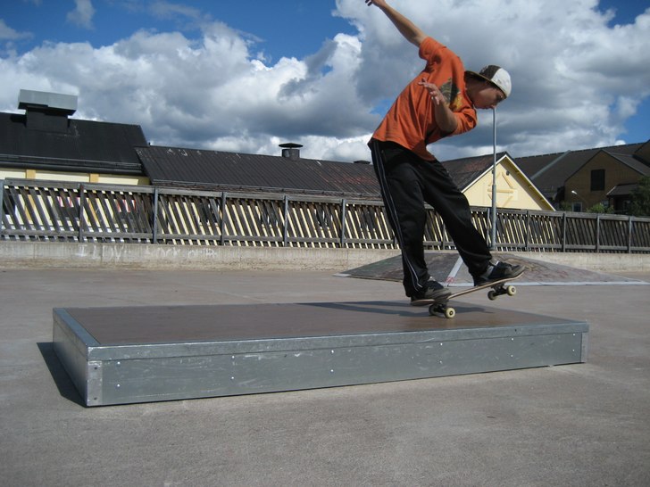 ollie to manual. Foto: nån. Åkare: Micke Bäck.