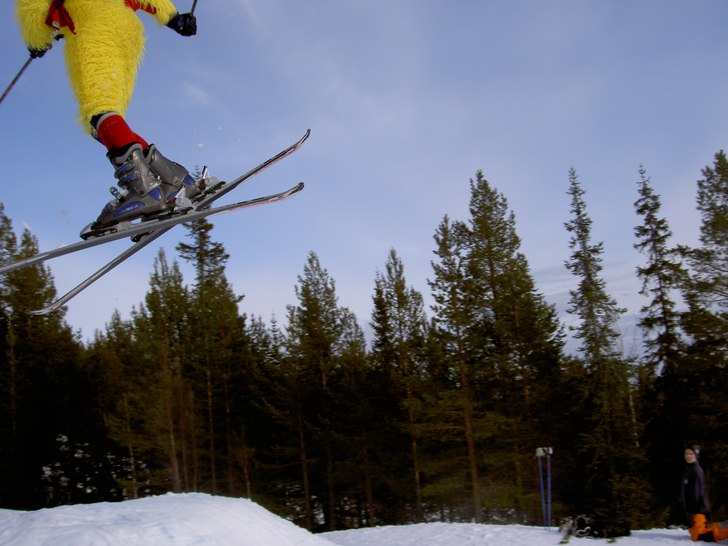 Johan drar en 360 i lofsdalens big air jump i kyck. Foto: marcus wadsten. Åkare: johan wadsten.