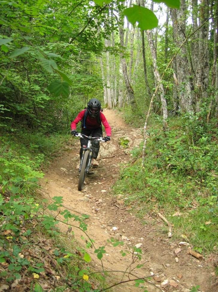 Liftbaserad utförscykling nerför Mont Salève.. Foto: Per Forsberg. Åkare: Peter Karlsson.