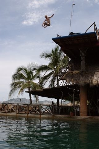 Hopp från ett restaurangtak ner i nån ostig salt. Foto: Emil a Eklund. Åkare: Jeffa.