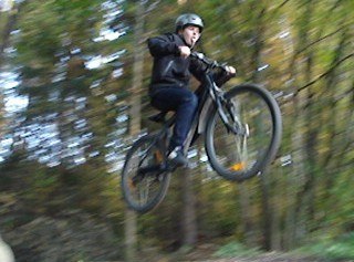 Jag på Mountainbike. Foto: Simon Fennsjö. Åkare: Oskar Nykvist.