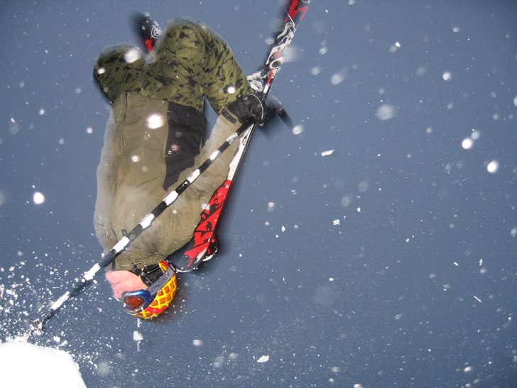 Lärade bara testa backflip när första snön kom. Foto: Robin Ljunggren. Åkare: Tobias Jackson.