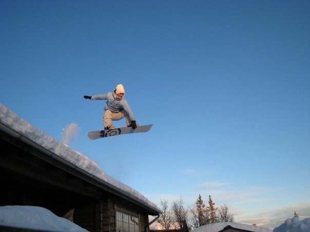 Hopp från stugtaket.. Foto: Jesper Jonsson. Åkare: Jens Jonsson.