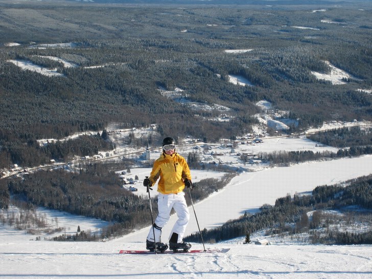 Skwal Thias 173F på toppen av branten i Branäs. . Foto: Dan Rudhag. Åkare: Victoria Jonassen.