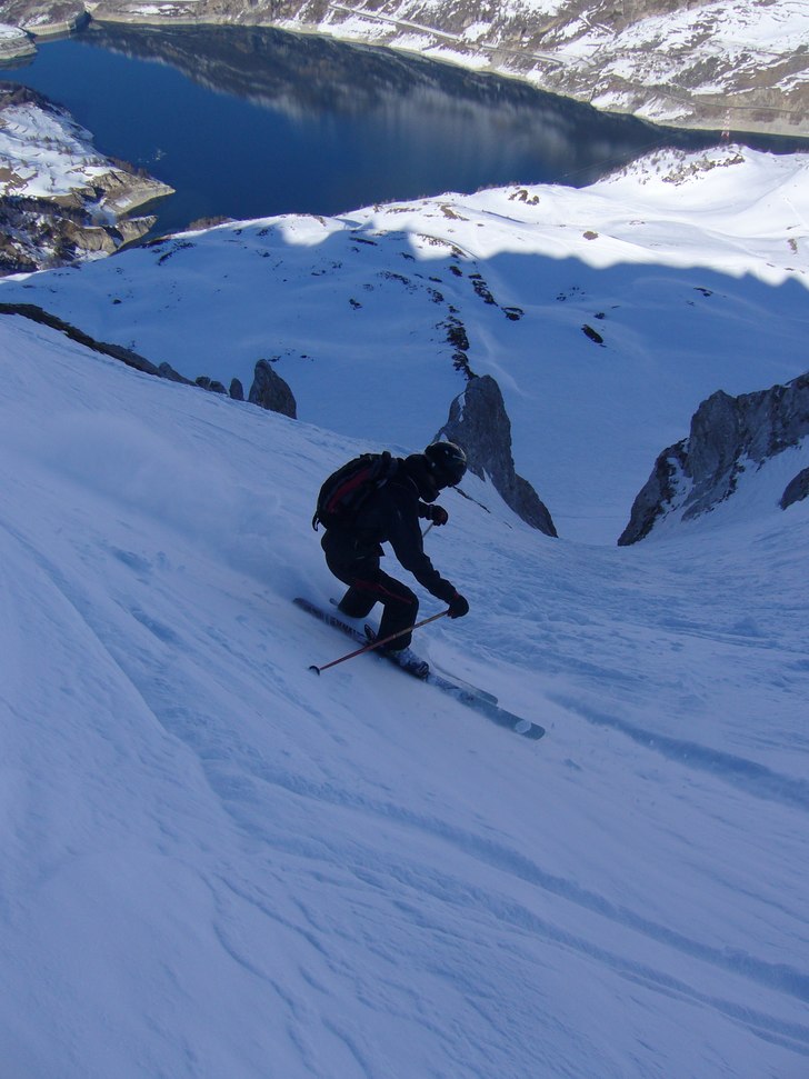 Ett brant åk vid Mickeys Ears sluttning mot Lac D. Foto: Mikael Bylund. Åkare: Simon Bylund.