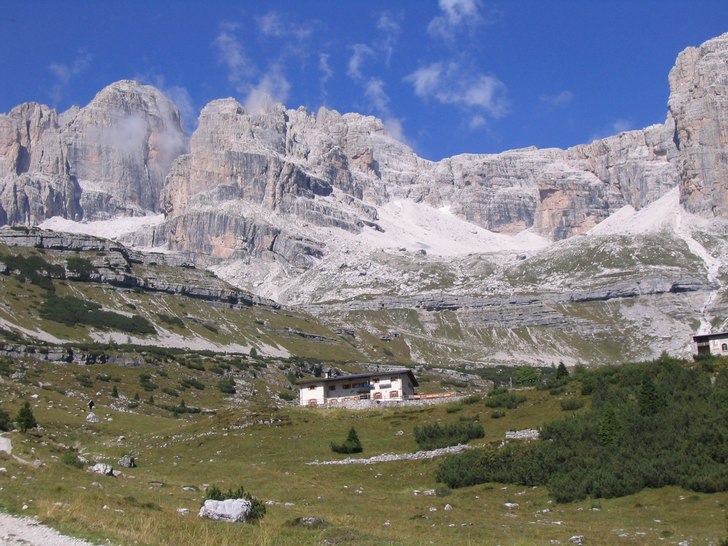 Rifugi Al cacciatore (jägaren) med Brenta gruppen. Foto: P-O Ljung. Åkare: Ingen.