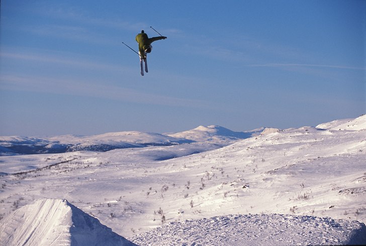 Oscar går högt på Stendals-hoppet. En jävligt . Foto: Mattias Fredriksson. Åkare: Oscar Scherlin.