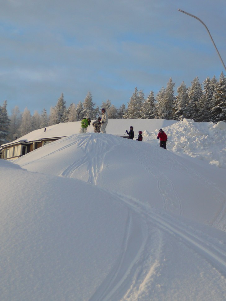 Väntan på nåt gott ...... Jätte-snökanonspuck. Foto: Peter Wallin. Åkare: Olle Lahti, Anders Sörlin, Adam Runeberg, Emil och Axel Wallin, Felix Brännström.