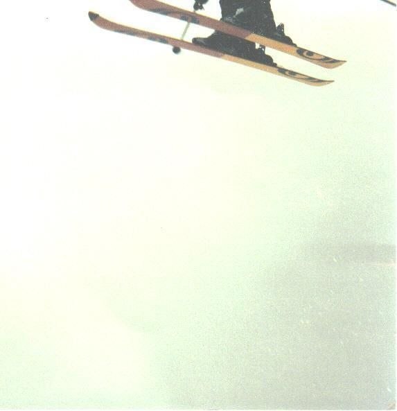 sommarskidåkning i Galdöpiggen 03. Foto: Andres Norr. Åkare: Anton Norr.