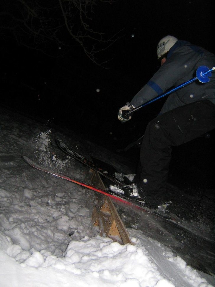 Testar den hemmabyggda boxen i trädgården i väs. Foto: callE. Åkare: Victor.