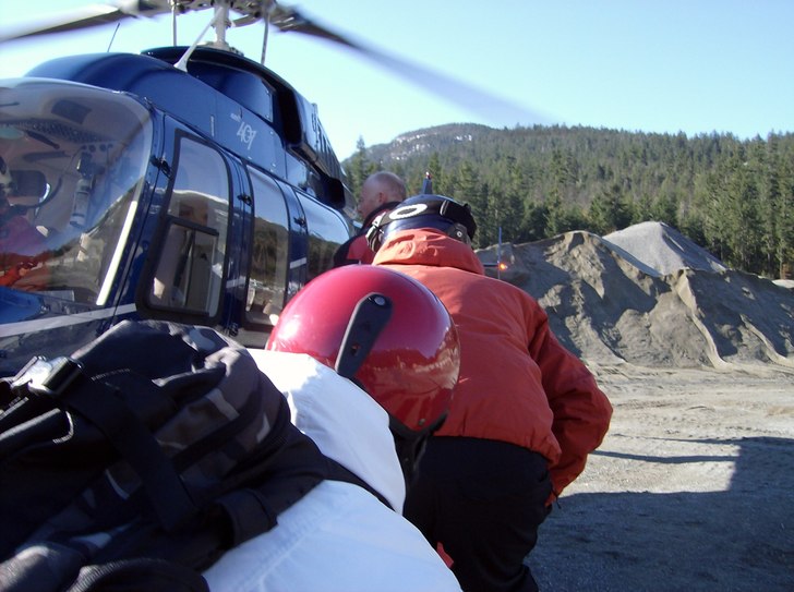 På väg in i helikoptern. Foto: Magnus Edblom.