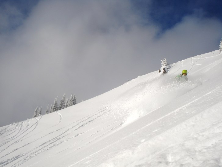 Blommen shreddar pow en januaridag i Revelsotke!. Foto: Fredrik Nordqvist. Åkare: Andréas Blom.