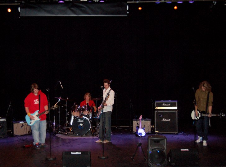 Hehe, Här var det konsert för fulla muggar! Our . Foto: Emma Ågren. Åkare: vad fan åkare?? IT IS FATAL CRASH!! OUR BAND! Jag längst till höger..:P.