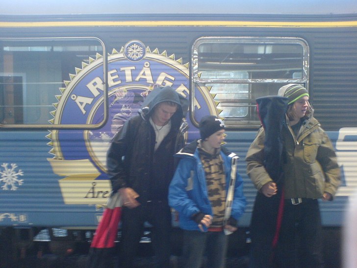Grabbarna på perrongen. Foto: Sebastian Malm. Åkare: Felix, Jonatan, Gustav.