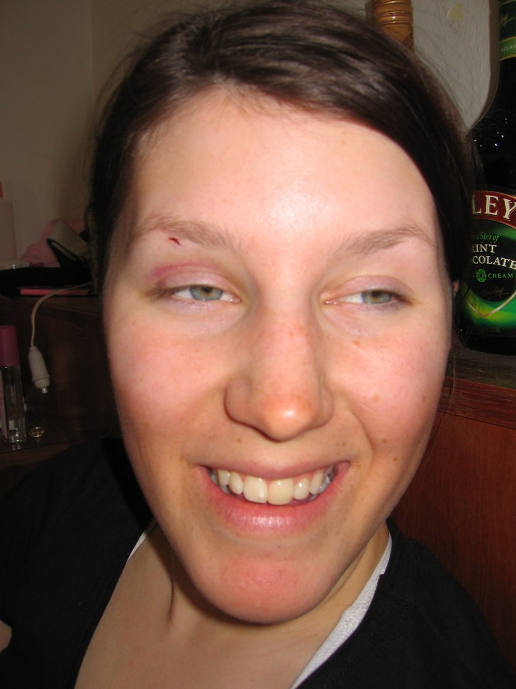 Frida slår sig med en hammare varför finns inte . Foto: Anna Larnebring.